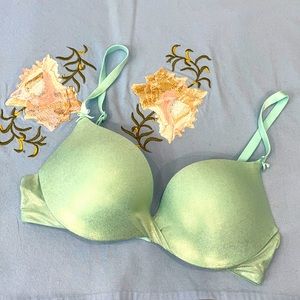 Victoria’s Secret Plunge Push-Up Bra NWOT